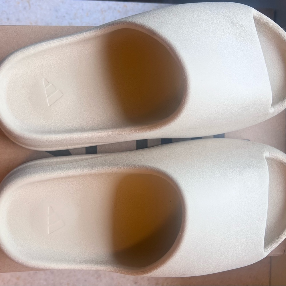 Yeezy Slides Bone Size 9 Men’s used condition